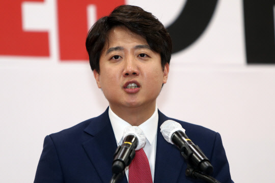 지난 5월 30일 오후 광주 서구 치평동 김대중컨벤션센터에서 열린 국민의힘 당대표·최고위원 후보 광주·전북·전남·제주 합동연설회에서 이준석 당대표 후보가 정견을 밝히고 있다. 연합뉴스